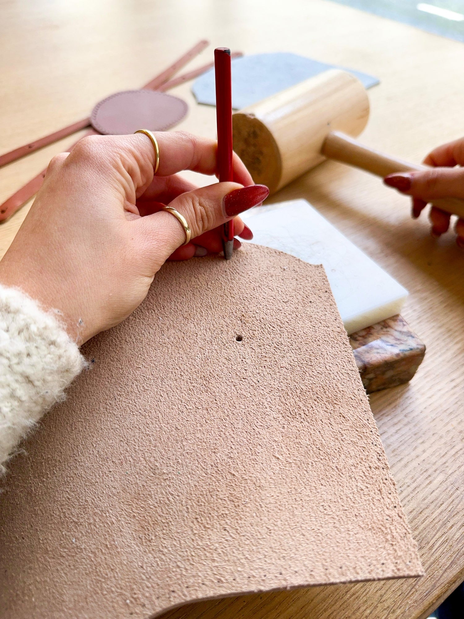 Quels outils pour travailler le cuir chez soi ?
