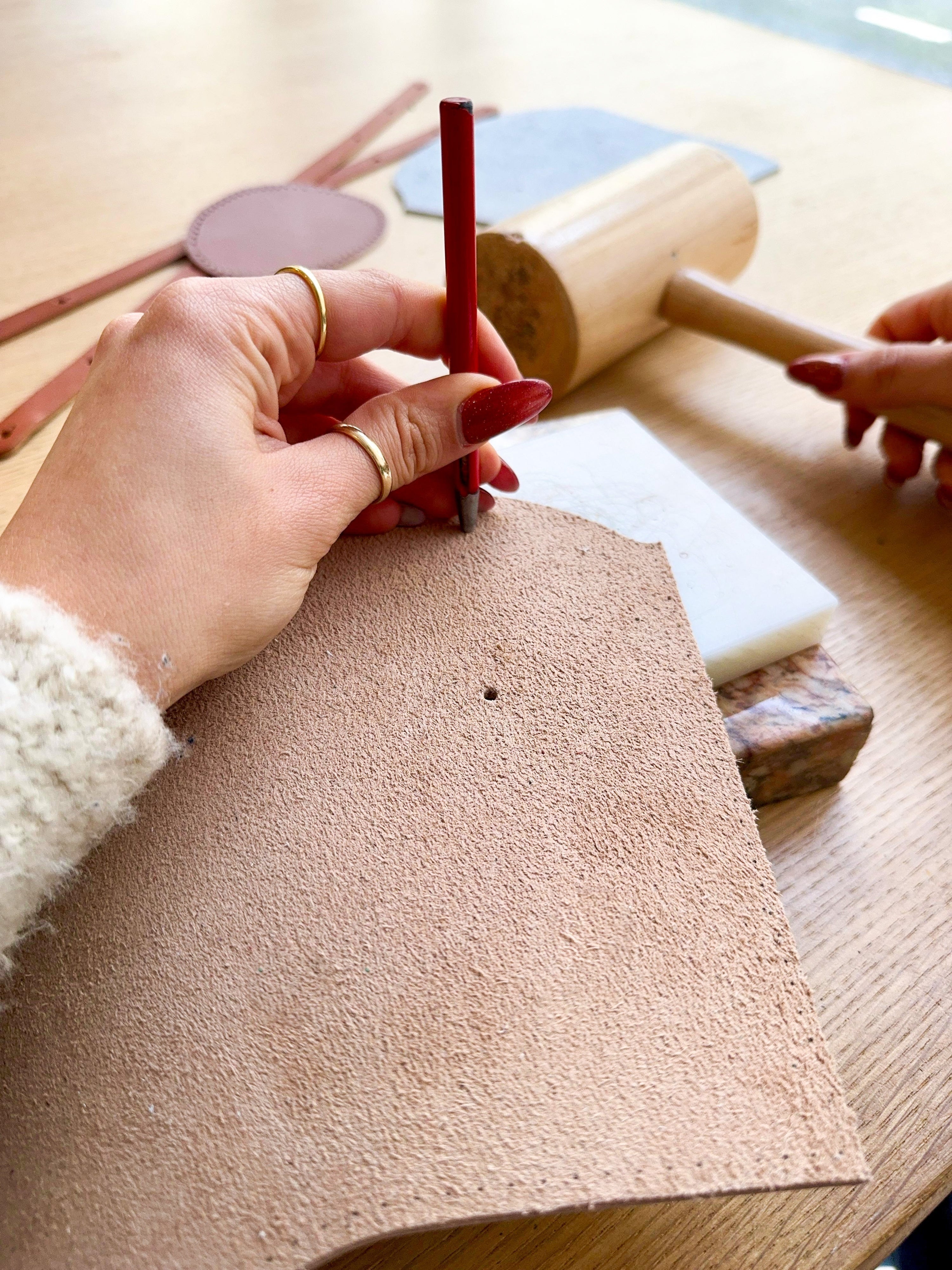 Quels outils pour travailler le cuir chez soi ?