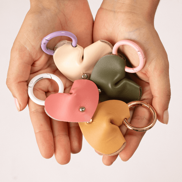 pigeoncoq-ateliers-de-maroquinerie-diy-et-kits-creatifs-en-cuir-revalorise-pour-fabriquer-vos-propres-sacs-a-main-et-accessoires-a-paris-et-marseille-plongez-dans-l-artisanat-du-cuir-et-creez-des-pieces-uniques-ecoresponsables-et-faites-main-evenements-teambuilding-et-cadeaux-personnalises